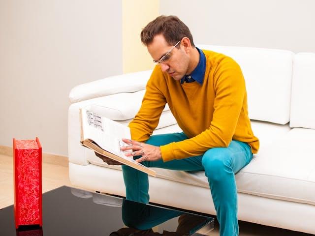 Отдых с книгой на диване