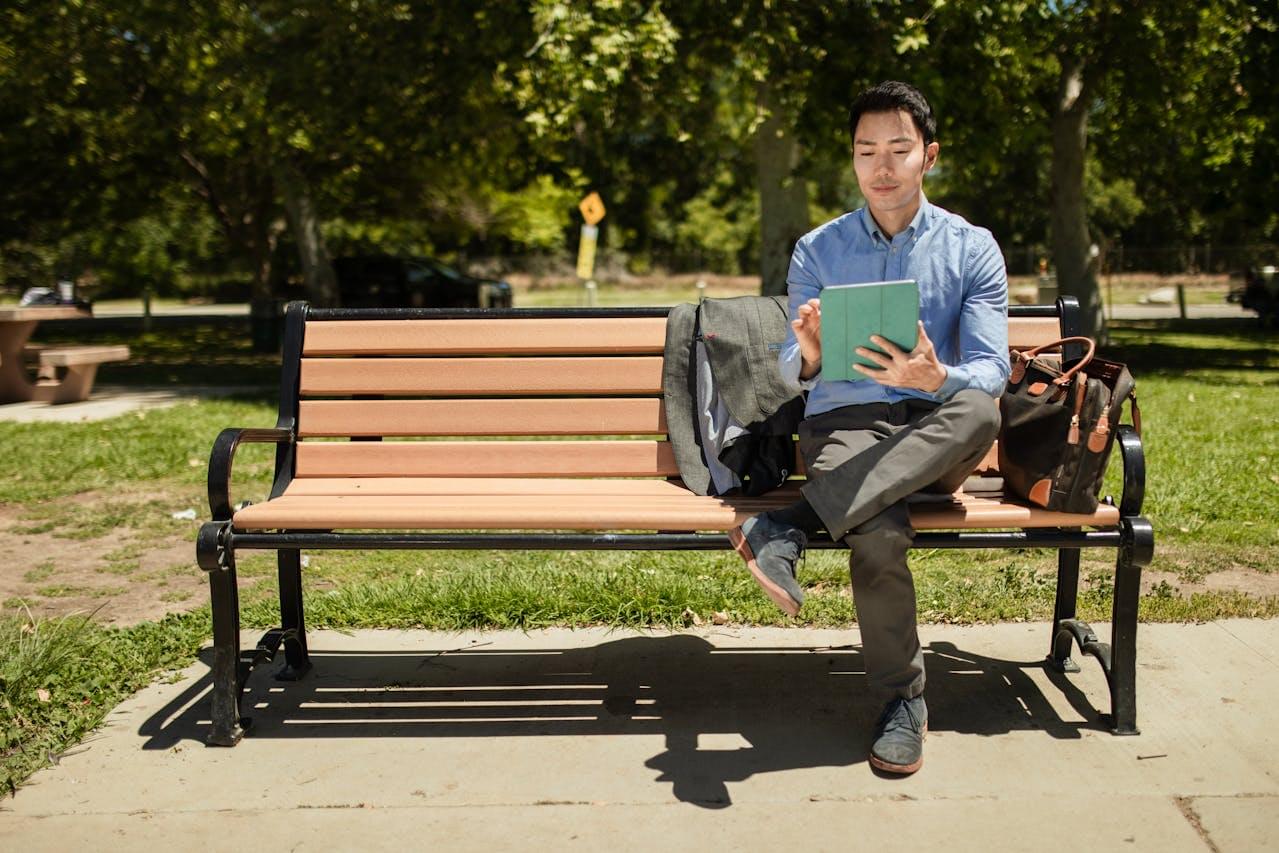 Человек изучает материалы на планшете